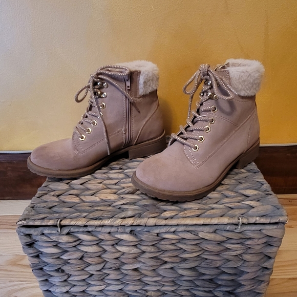 Steve Madden Pastel Pink Ankle Booties Sz 4 Girls - Picture 2 of 6